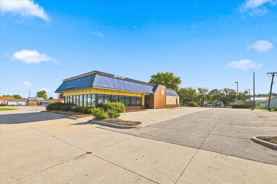 More Photos Of 1410 N Broadway St, Red Oak Fast Food For Lease