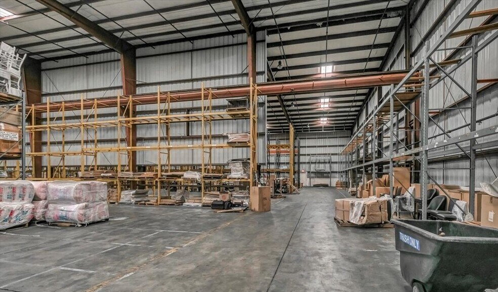 More Photos Of 10551 47th St N, Clearwater Warehouse For Lease
