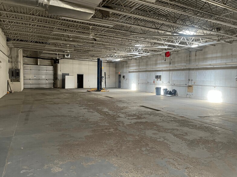 More Photos Of 17250 Stony Plain Rd, Edmonton Auto Dealership For Lease