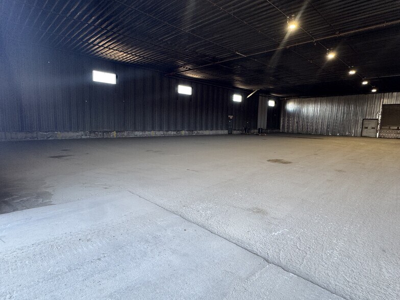 More Photos Of 50 Av 10E, Louiseville Industrial For Lease