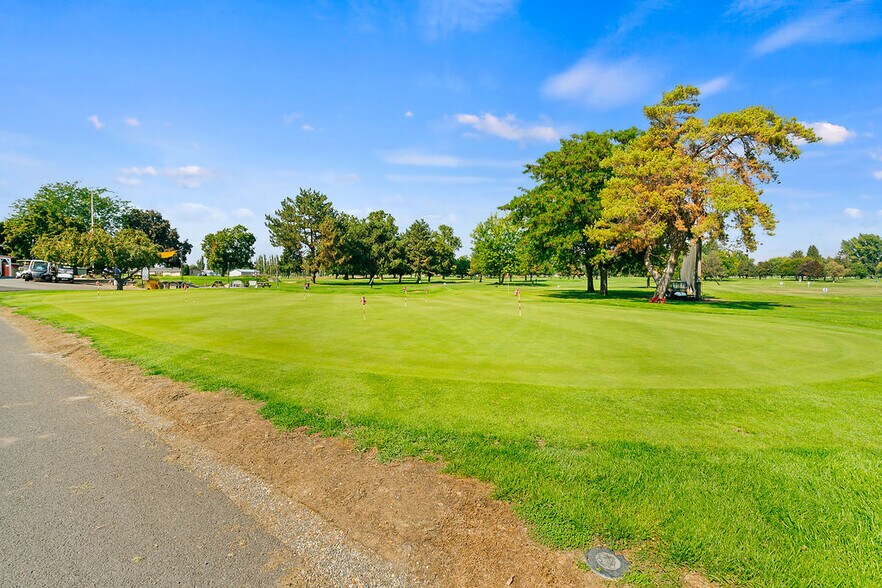 More Photos Of 31 Ray Rd, Sunnyside Sports And Entertainment For Sale