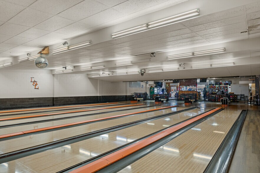 More Photos Of 412 Main St SW, Ronan Sports And Entertainment For Sale