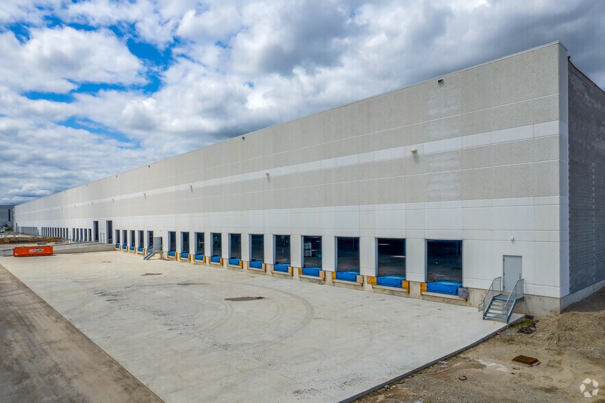 More Photos Of 865 Gibraltar Rd, Vaughan Distribution For Lease