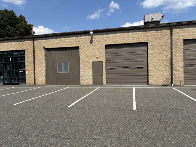 More Photos Of 11 Millpond Dr, Lafayette Flex For Lease