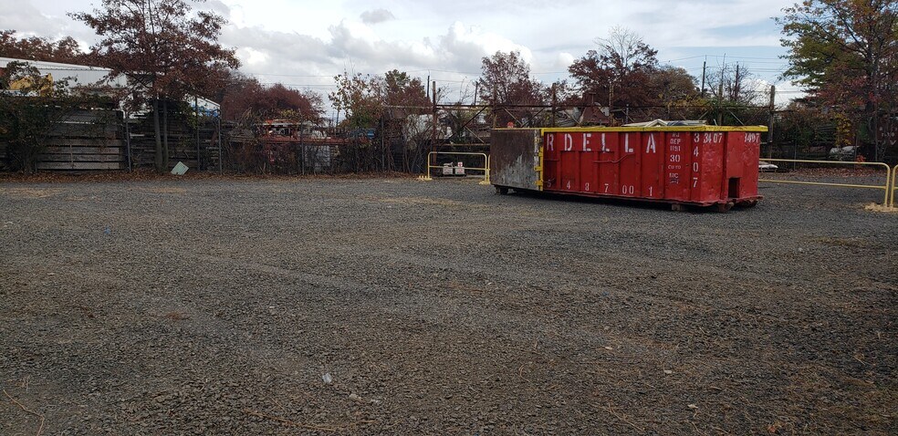 More Photos Of 40 Brunswick Ave, Edison Land For Lease