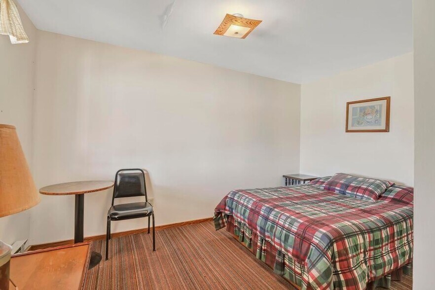 More Photos Of 319 W Magic Rd, West Magic Hospitality For Sale