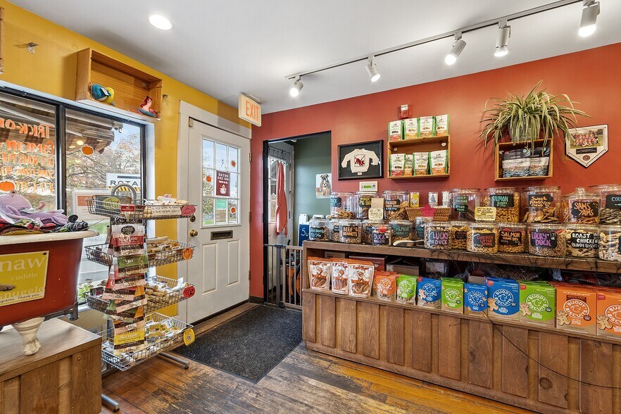 More Photos Of 489 Concord Ave, Cambridge Veterinarian Kennel For Sale