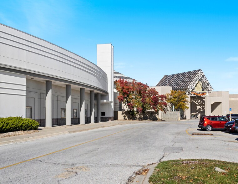 More Photos Of 3420 Oak View Dr, Omaha Department Store For Sale