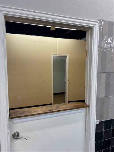 More Photos Of 1109 Dallas Dr, Denton General Retail For Lease