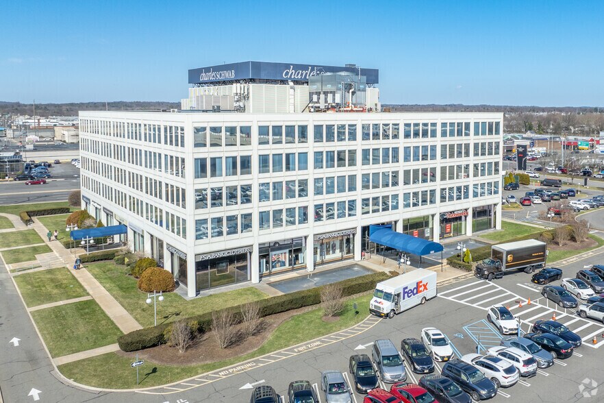 More Photos Of 600 Old Country Rd, Garden City Office For Lease