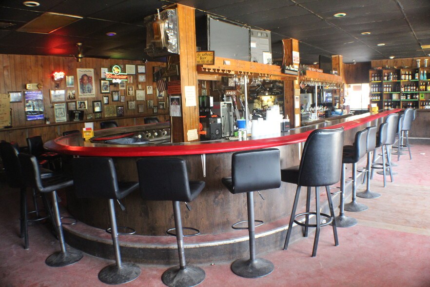 More Photos Of 17650 NW US Highway 19, Fanning Springs Bar For Sale