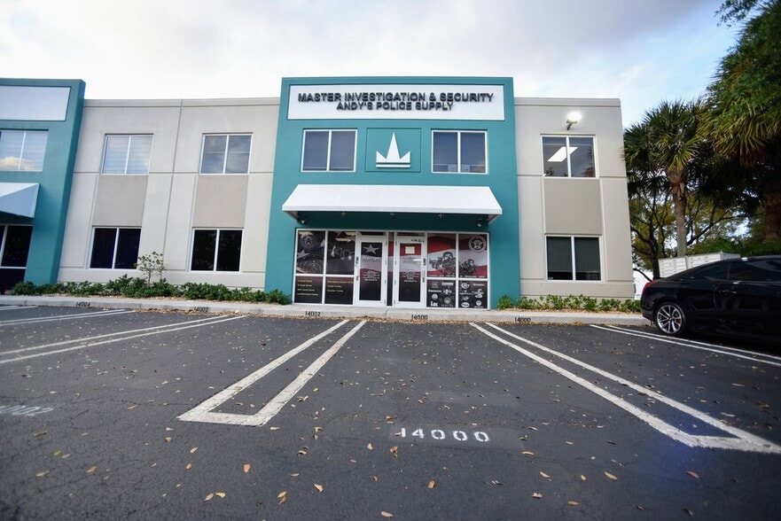 More Photos Of 14000-14046 NW 82nd Ave, Miami Lakes Light Distribution For Lease