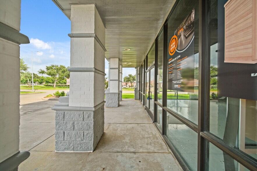 More Photos Of 4403-4411 Highway 6, Sugar Land Storefront For Sale