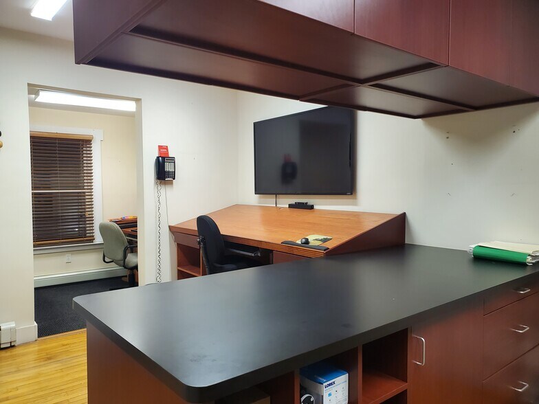 More Photos Of 52 Maple Pl, Amityville Office For Lease