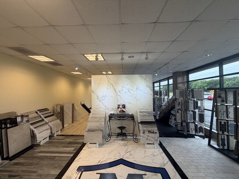 More Photos Of 18525 I-30 Hwy, Benton Showroom For Sale