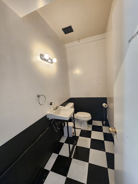 More Photos Of 953 S Raymond Ave, Pasadena Service For Lease