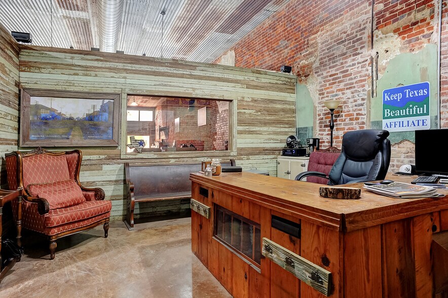 More Photos Of 101 Haning, Howe Storefront For Sale