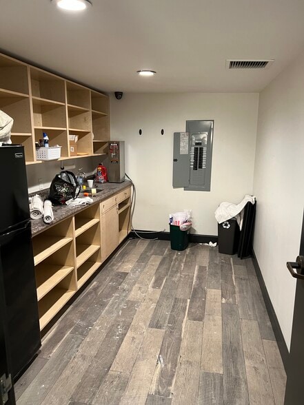 More Photos Of 12323 Ventura Blvd, Studio City Storefront For Lease