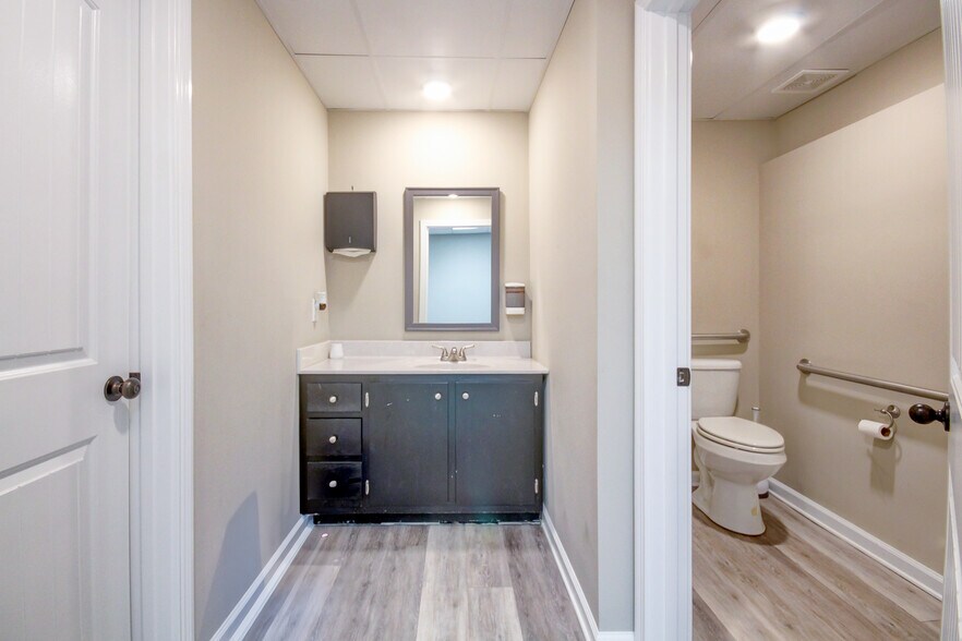 More Photos Of 1017 S Riverside Dr, Clarksville Office For Sale