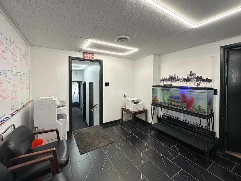 More Photos Of 305 E Maple Rd, Troy Office For Sale