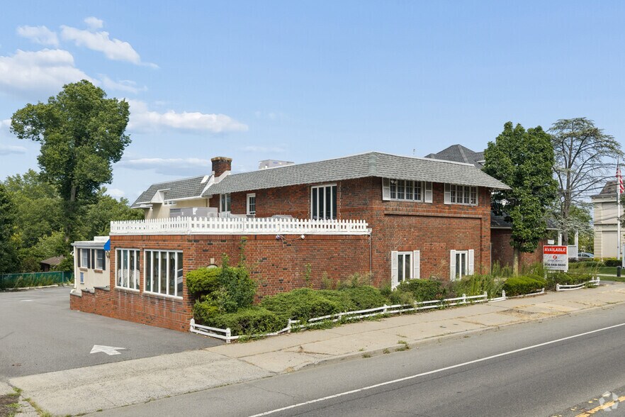 More Photos Of 262 Main St, Madison Veterinarian Kennel For Sale