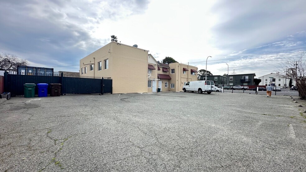 More Photos Of 2809-2815 Macdonald Ave, Richmond Office For Sale