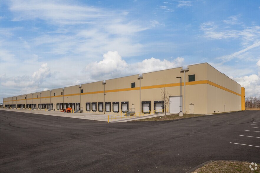 More Photos Of 975 Lordship Blvd, Stratford Warehouse For Lease