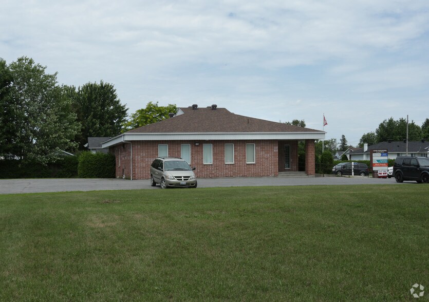 More Photos Of 3 Saint-Pierre St, Ottawa Medical For Sale