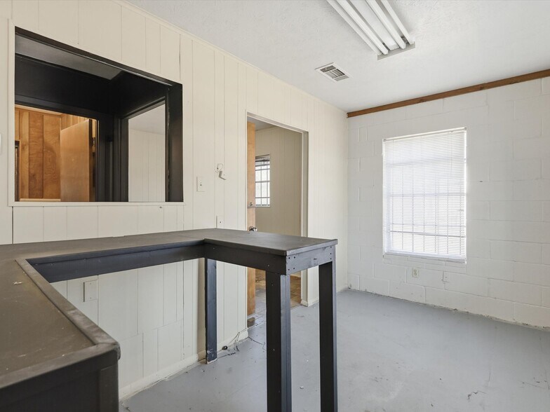 More Photos Of 4208 Benbrook Hwy, Fort Worth Office For Sale