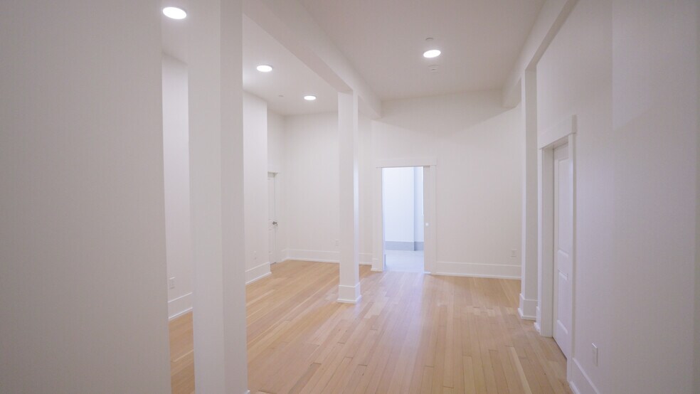 More Photos Of 550 N 1st St, Woodburn Office For Sale