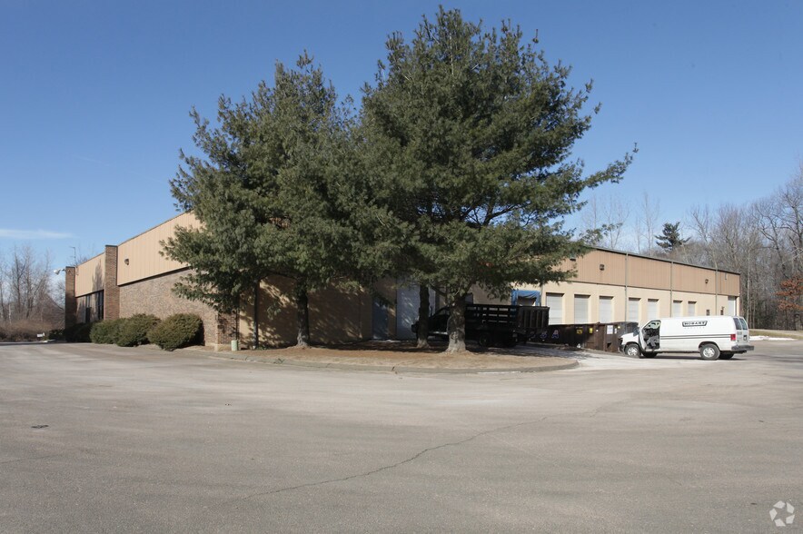 More Photos Of 14 Airport Park Rd, East Granby Light Manufacturing For Lease