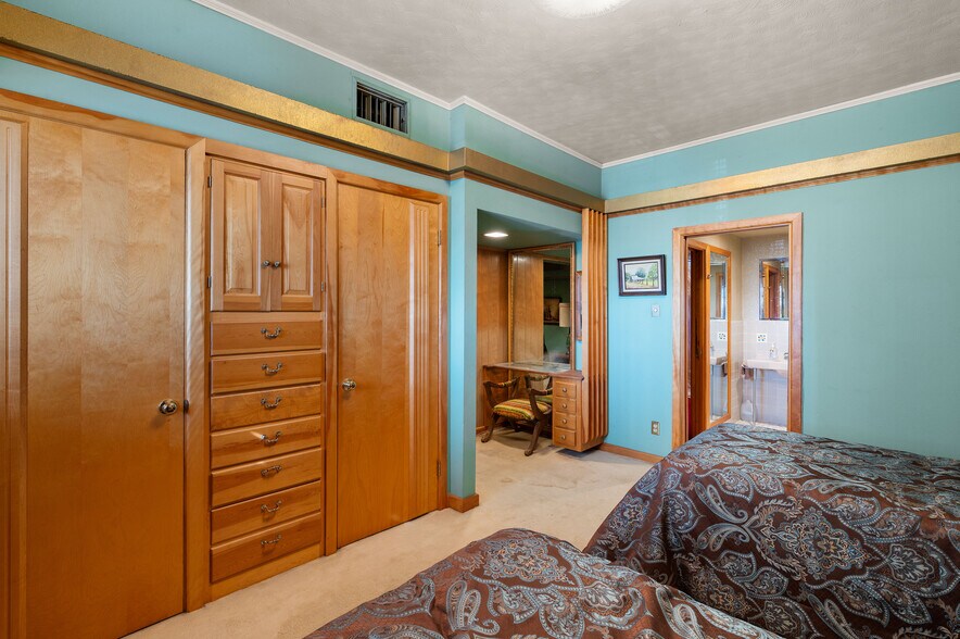 More Photos Of 531 W Main St, Denison Office For Sale