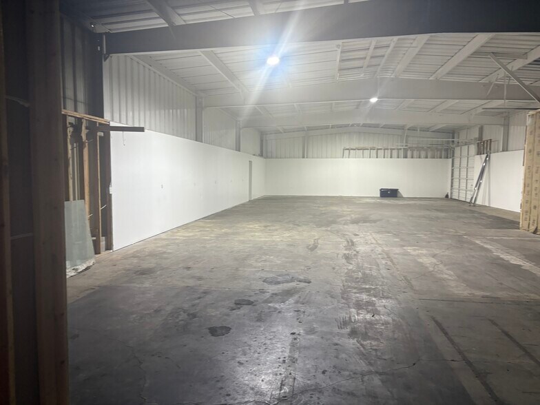 More Photos Of 2518 Memorial Pky SW, Huntsville Flex For Lease