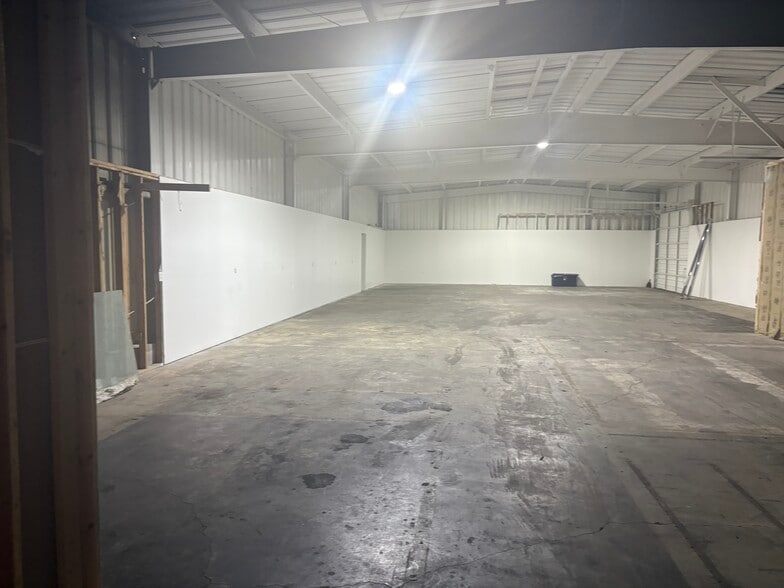 More Photos Of 2518 Memorial Pky SW, Huntsville Flex For Lease