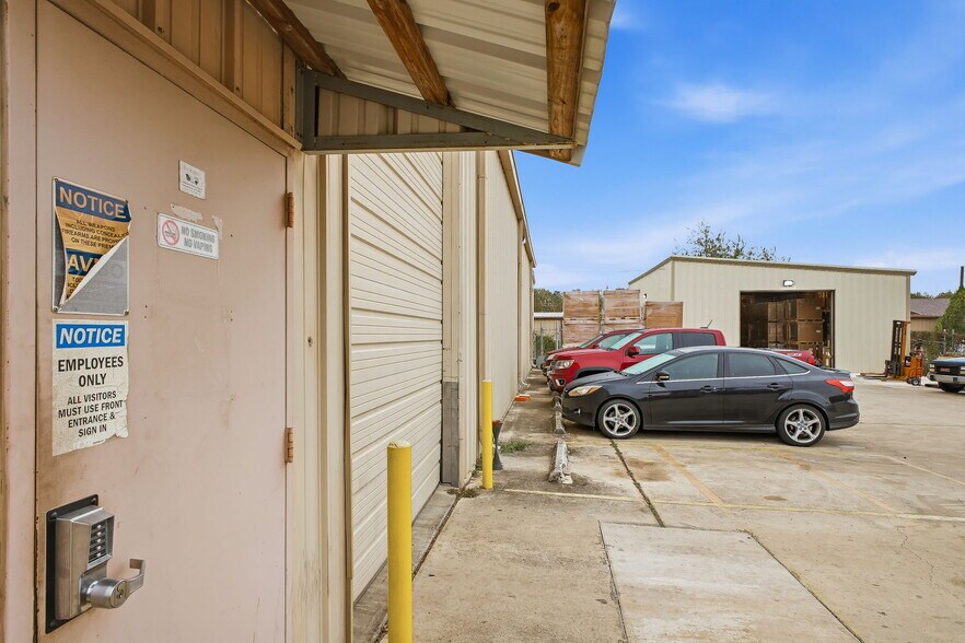 More Photos Of 315 N Park Dr, San Antonio Warehouse For Sale