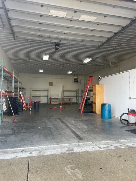 More Photos Of 12641-12647 Old Plank Dr, New Lenox Warehouse For Lease
