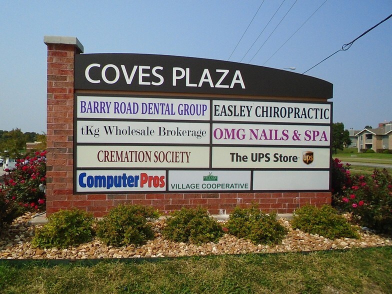 More Photos Of 5557-5577 NW Barry Rd, Kansas City General Retail For Lease