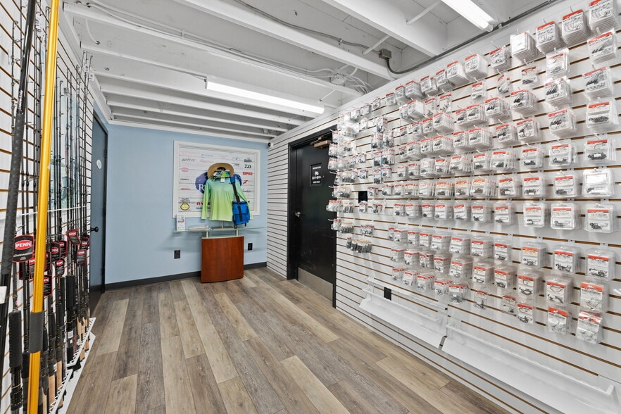 More Photos Of 7490 N 30th Ave, Saint Petersburg Showroom For Sale