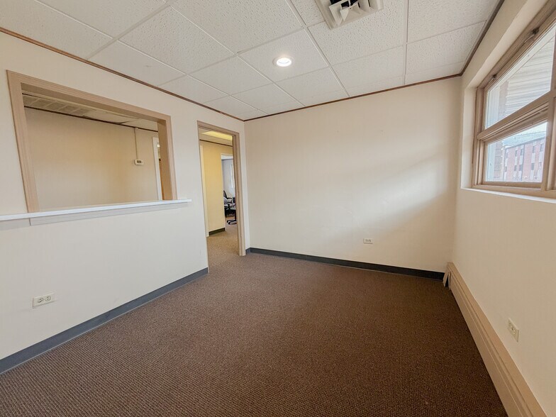 More Photos Of 515 Gold St, Green Lake Office For Sale