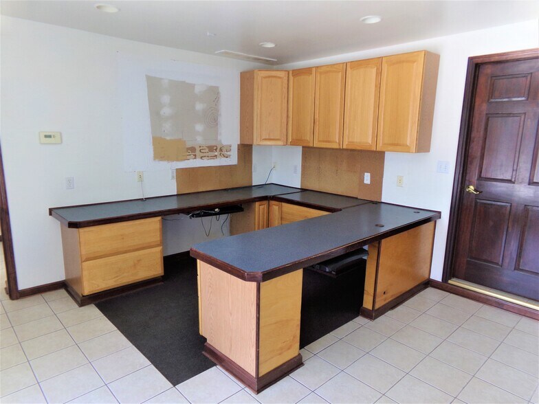 More Photos Of 39 E William St, Delaware Light Distribution For Lease