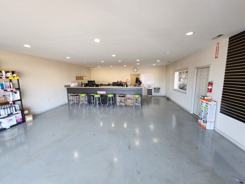 More Photos Of 182 Ambassador Dr, Bowling Green Warehouse For Lease