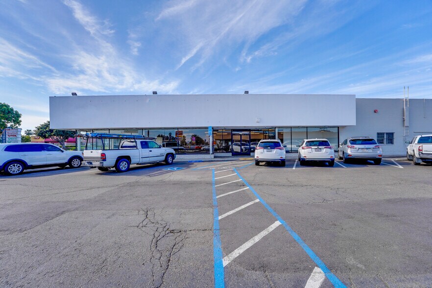 More Photos Of 2744-2790 Midway Dr, San Diego Storefront For Lease