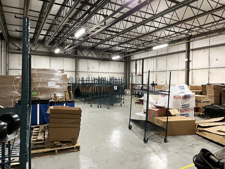 More Photos Of 8350 Arrowridge Blvd, Charlotte Showroom For Lease