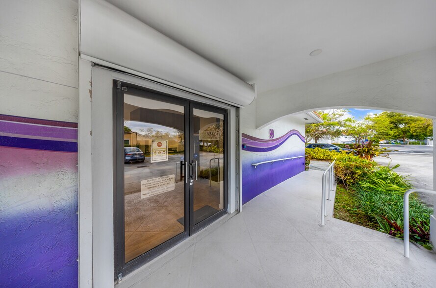 More Photos Of 99 W 49th St, Hialeah Medical For Lease