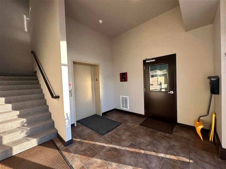 More Photos Of 673 Westbury Dr, Iowa City Storefront Retail Office For Sale