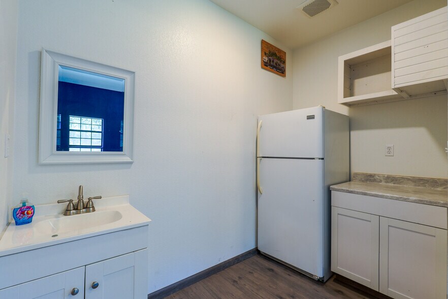 More Photos Of 352247 E 1040, Prague Auto Repair For Lease