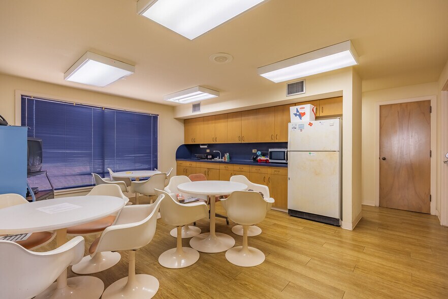 More Photos Of 703 Commerce St, Refugio Office For Sale