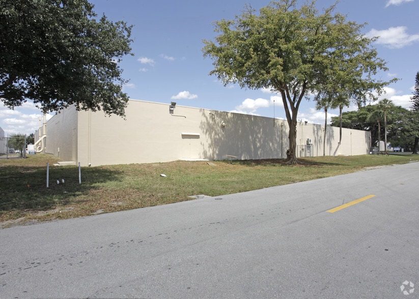 More Photos Of 2800 Gateway Dr, Pompano Beach Manufacturing For Lease