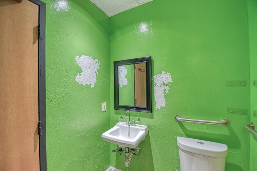 More Photos Of 1404 W Lindsey St, Norman Freestanding For Sale