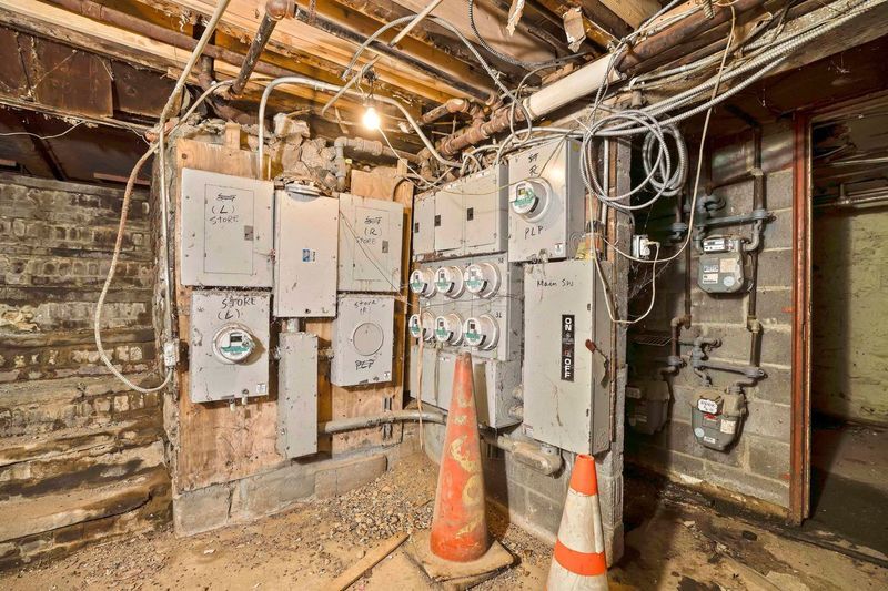 More Photos Of 1536 Gates Ave, Brooklyn Flex For Sale